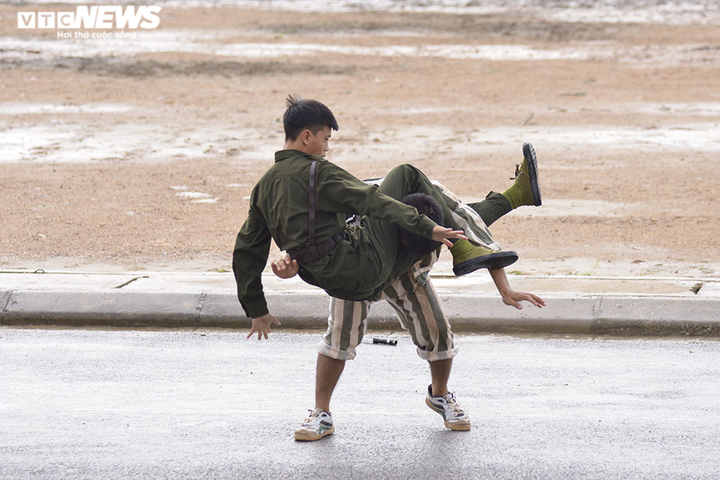 Ảnh: Tân binh Cảnh sát cơ động trình diễn võ thuật, bắn súng, trấn áp tội phạm - 8