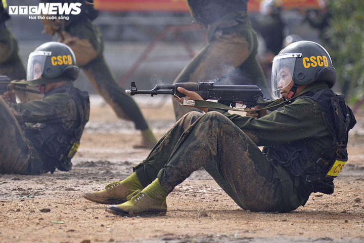 Ảnh: Tân binh Cảnh sát cơ động trình diễn võ thuật, bắn súng, trấn áp tội phạm - 6