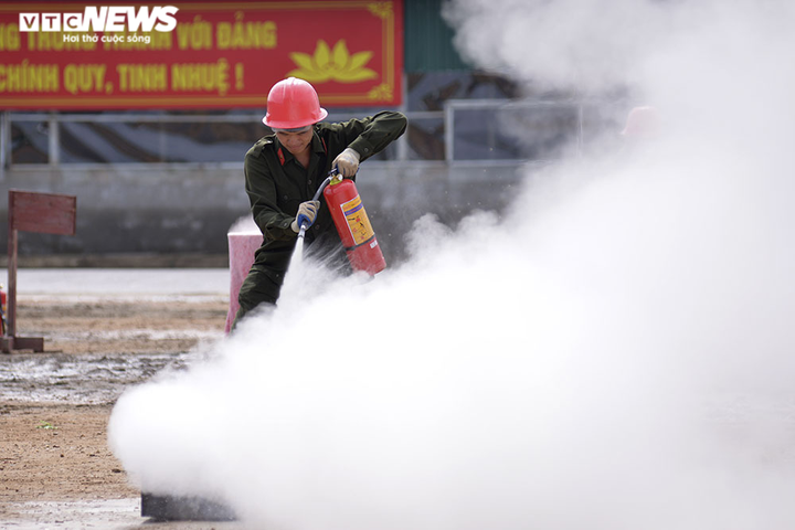 Ảnh: Tân binh Cảnh sát cơ động trình diễn võ thuật, bắn súng, trấn áp tội phạm - 9