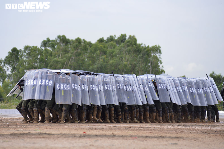Ảnh: Tân binh Cảnh sát cơ động trình diễn võ thuật, bắn súng, trấn áp tội phạm - 3