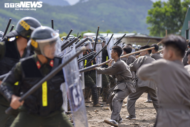 Ảnh: Tân binh Cảnh sát cơ động trình diễn võ thuật, bắn súng, trấn áp tội phạm - 4