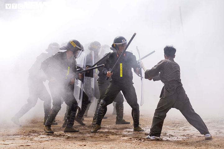 Ảnh: Tân binh Cảnh sát cơ động trình diễn võ thuật, bắn súng, trấn áp tội phạm - 5