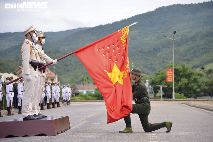 Ảnh: Tân binh Cảnh sát cơ động trình diễn võ thuật, bắn súng, trấn áp tội phạm - 10