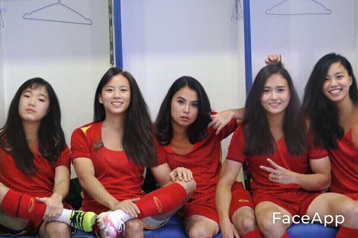 Thư giãn trước giờ G: Hé lộ thầy trò HLV Park có 'chị em sinh đôi' xinh như mộng - 1