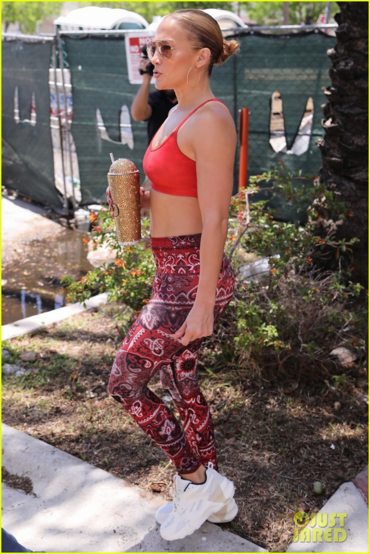 Jennifer Lopez khoe body săn chắc đáng ngưỡng mộ ở tuổi 51 - 3