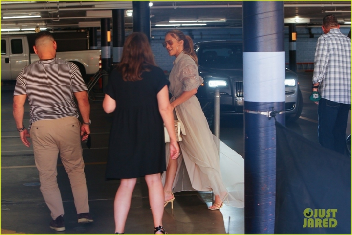 Jennifer Lopez khoe body săn chắc đáng ngưỡng mộ ở tuổi 51 - 6