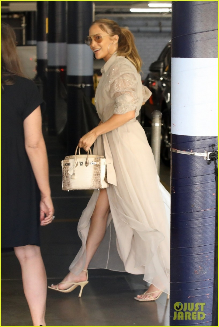 Jennifer Lopez khoe body săn chắc đáng ngưỡng mộ ở tuổi 51 - 7