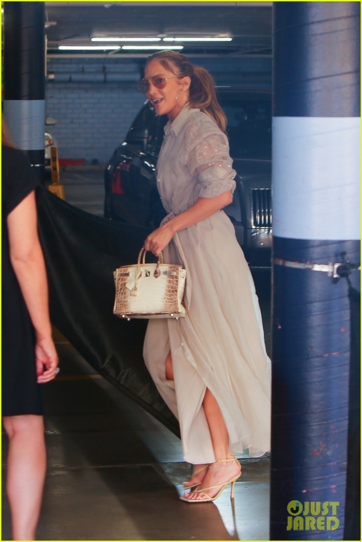 Jennifer Lopez khoe body săn chắc đáng ngưỡng mộ ở tuổi 51 - 8