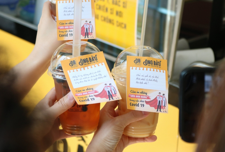 Cà phê Ông Bầu tiếp thêm năng lượng cho y bác sĩ tuyến đầu chống dịch COVID-19 - 3