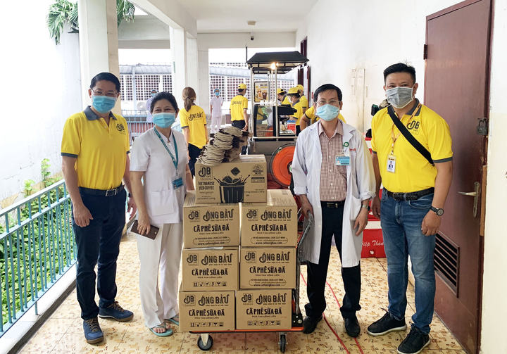 Cà phê Ông Bầu tiếp thêm năng lượng cho y bác sĩ tuyến đầu chống dịch COVID-19 - 2