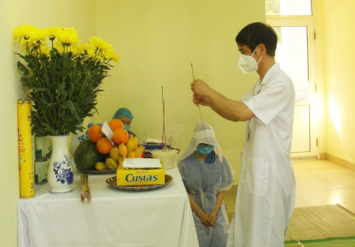 Không thể bên mẹ lần cuối, nữ điều dưỡng bái vọng trước bàn thờ ở khu cách ly - 2