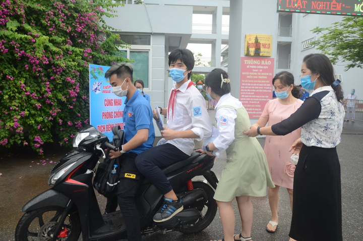 Nhiều thí sinh Hà Nội nháo nhào khi đến nhầm điểm thi vào lớp 10 - 2