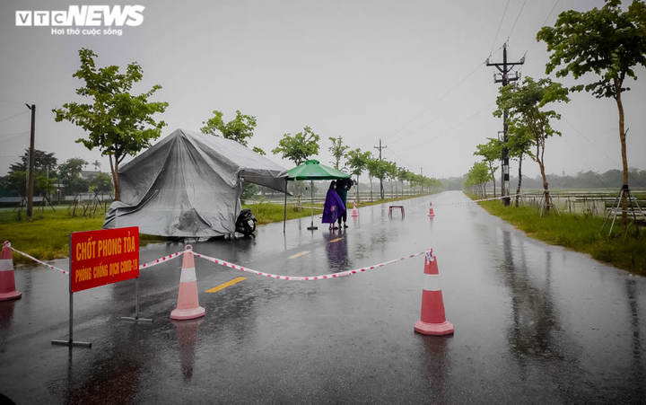 Ảnh: Cán bộ, chiến sĩ Hà Tĩnh dầm mưa tại ‘lá chắn’ chống dịch COVID-19 - 1