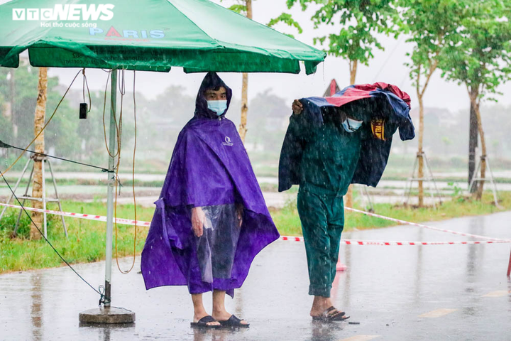 Ảnh: Cán bộ, chiến sĩ Hà Tĩnh dầm mưa tại ‘lá chắn’ chống dịch COVID-19 - 9