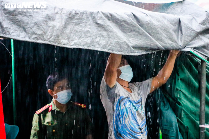Ảnh: Cán bộ, chiến sĩ Hà Tĩnh dầm mưa tại ‘lá chắn’ chống dịch COVID-19 - 11