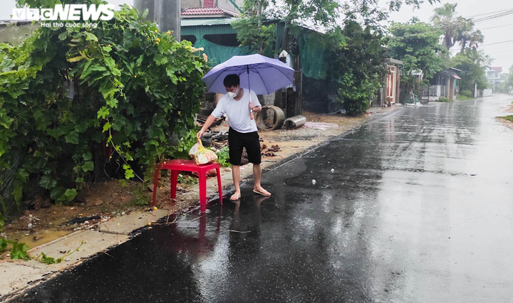 Ảnh: Cán bộ, chiến sĩ Hà Tĩnh dầm mưa tại ‘lá chắn’ chống dịch COVID-19 - 10