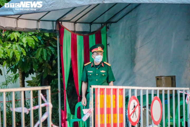 Ảnh: Cán bộ, chiến sĩ Hà Tĩnh dầm mưa tại ‘lá chắn’ chống dịch COVID-19 - 12