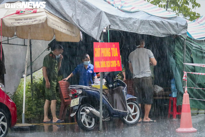 Ảnh: Cán bộ, chiến sĩ Hà Tĩnh dầm mưa tại ‘lá chắn’ chống dịch COVID-19 - 2