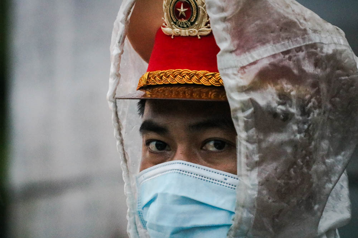 Ảnh: Cán bộ, chiến sĩ Hà Tĩnh dầm mưa tại ‘lá chắn’ chống dịch COVID-19 - 4