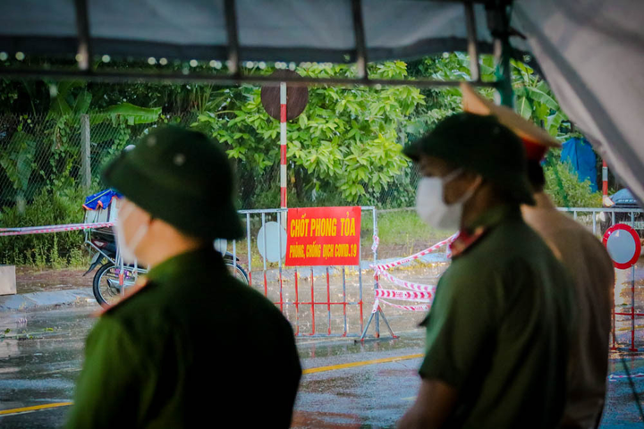 Ảnh: Cán bộ, chiến sĩ Hà Tĩnh dầm mưa tại ‘lá chắn’ chống dịch COVID-19 - 5