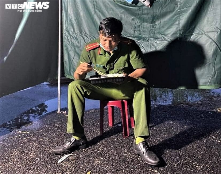 Ảnh: Cán bộ, chiến sĩ Hà Tĩnh dầm mưa tại ‘lá chắn’ chống dịch COVID-19 - 7