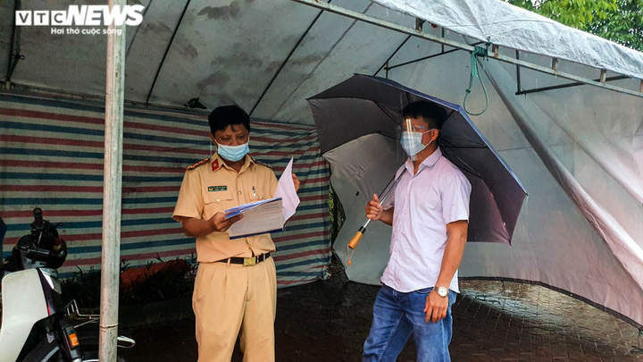 Ảnh: Cán bộ, chiến sĩ Hà Tĩnh dầm mưa tại ‘lá chắn’ chống dịch COVID-19 - 6