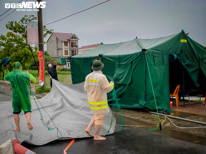 Ảnh: Cán bộ, chiến sĩ Hà Tĩnh dầm mưa tại ‘lá chắn’ chống dịch COVID-19 - 8