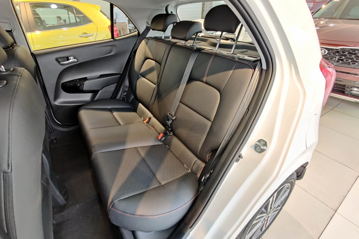 Hyundai Grand i10 và Kia Morning đuối sức trước VinFast Fadil - 13