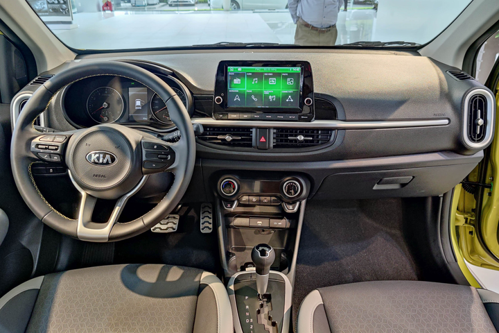 Hyundai Grand i10 và Kia Morning đuối sức trước VinFast Fadil - 12