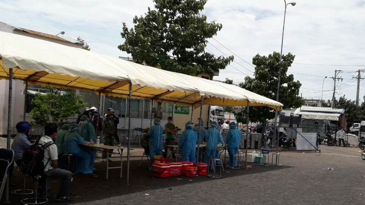 Bảo vệ chợ đầu mối ở TP.HCM nghi mắc COVID-19, lấy mẫu 500 người - 1