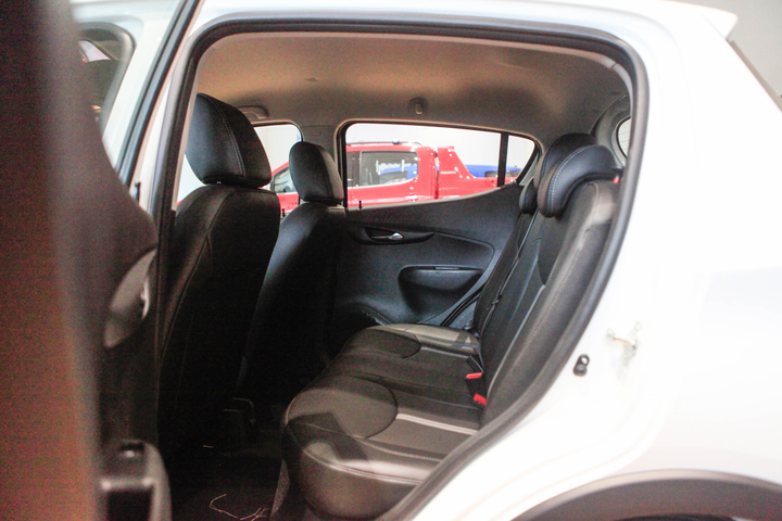 Hyundai Grand i10 và Kia Morning đuối sức trước VinFast Fadil - 6