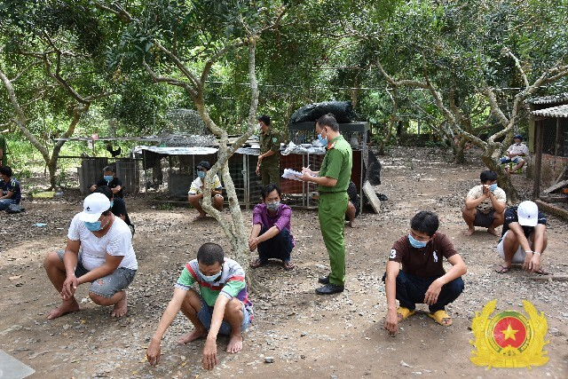 Treo bảng 'không tiếp khách chống dịch' rồi đóng cửa, tổ chức đá gà ở Tiền Giang - 2