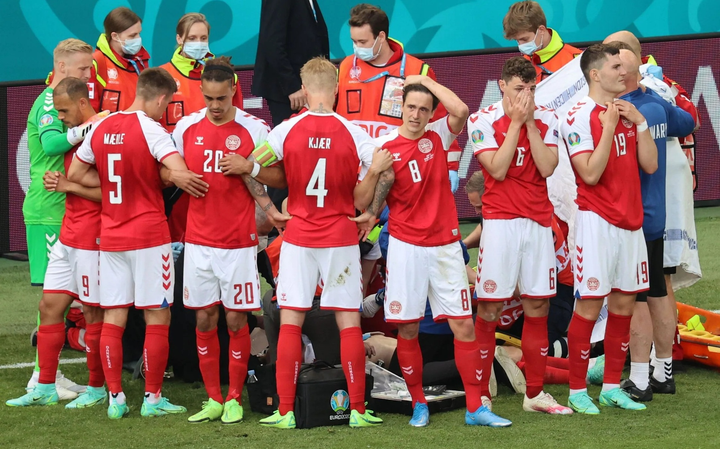 Phát sóng cận cảnh Eriksen ngã gục trên sân, BBC xin lỗi - 1