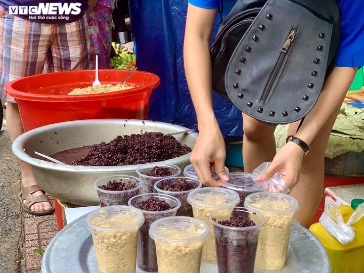 Người Hà Nội tất bật mua sắm đón Tết Đoan Ngọ - 2