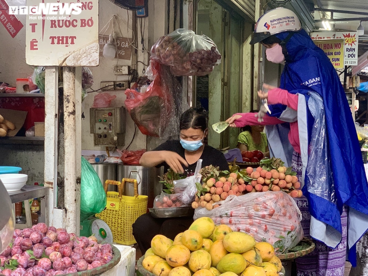 Người Hà Nội tất bật mua sắm đón Tết Đoan Ngọ - 9