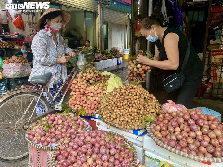 Người Hà Nội tất bật mua sắm đón Tết Đoan Ngọ - 7