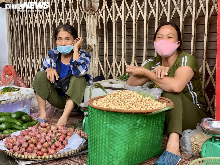 Người Hà Nội tất bật mua sắm đón Tết Đoan Ngọ - 6