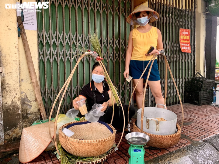 Người Hà Nội tất bật mua sắm đón Tết Đoan Ngọ - 3