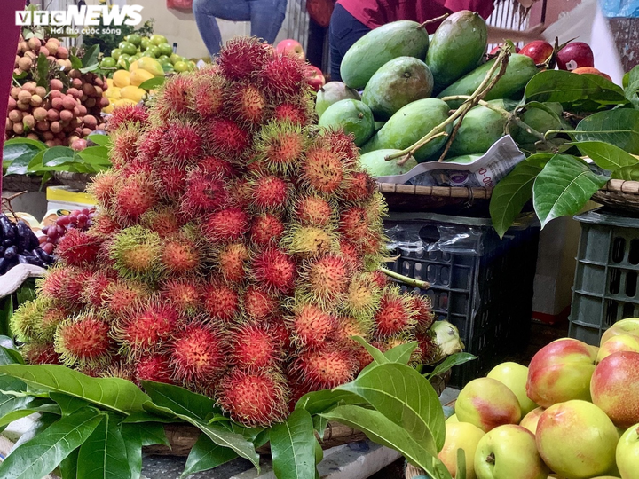 Người Hà Nội tất bật mua sắm đón Tết Đoan Ngọ - 8