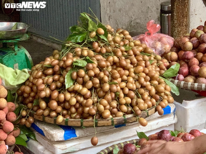 Người Hà Nội tất bật mua sắm đón Tết Đoan Ngọ - 10