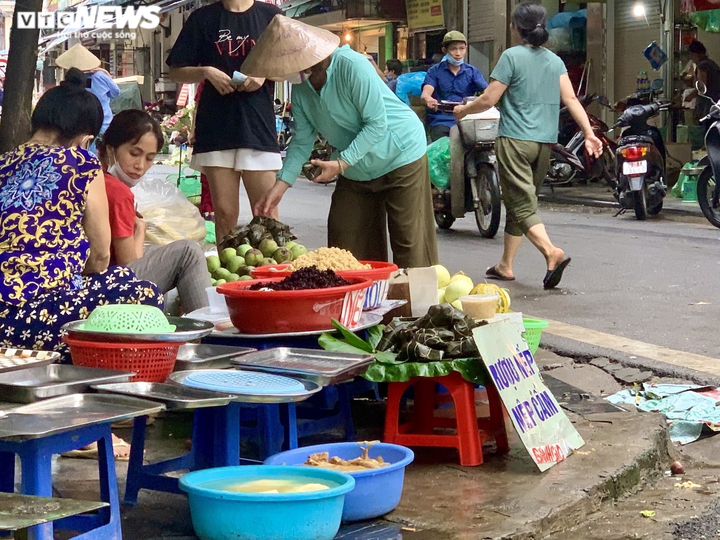 Người Hà Nội tất bật mua sắm đón Tết Đoan Ngọ - 4