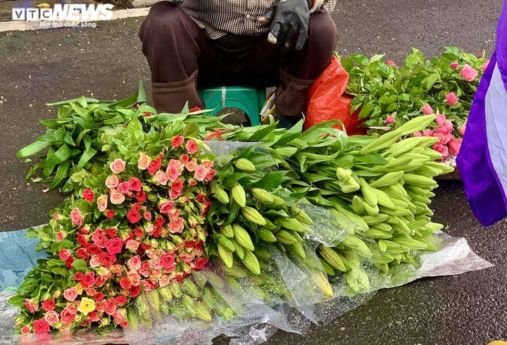 Người Hà Nội tất bật mua sắm đón Tết Đoan Ngọ - 13