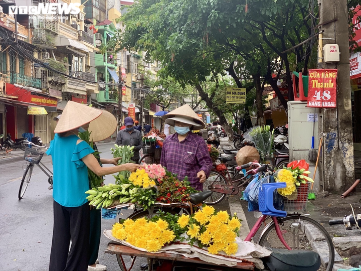 Người Hà Nội tất bật mua sắm đón Tết Đoan Ngọ - 12