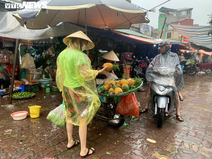 Người Hà Nội tất bật mua sắm đón Tết Đoan Ngọ - 11