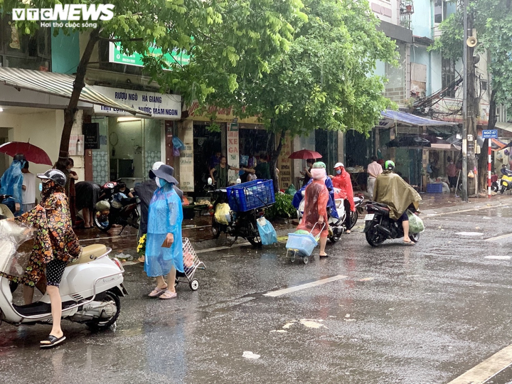 Người Hà Nội tất bật mua sắm đón Tết Đoan Ngọ - 1