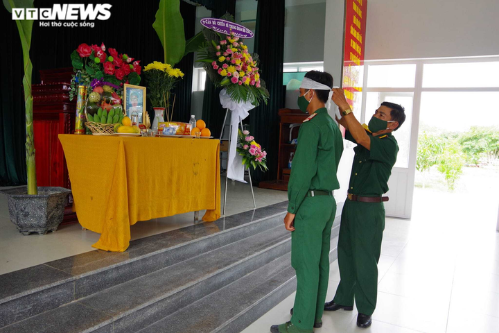 Nén nỗi đau mất cha khi đang chống dịch, chiến sĩ lập bàn thờ bái vọng từ đơn vị - 2