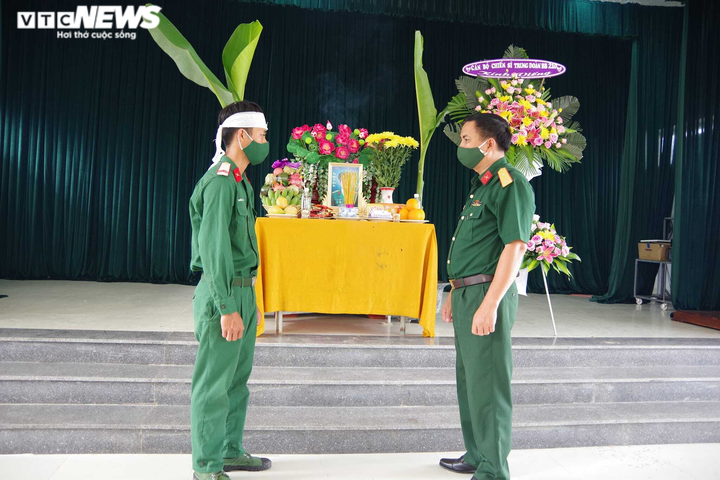 Nén nỗi đau mất cha khi đang chống dịch, chiến sĩ lập bàn thờ bái vọng từ đơn vị - 3
