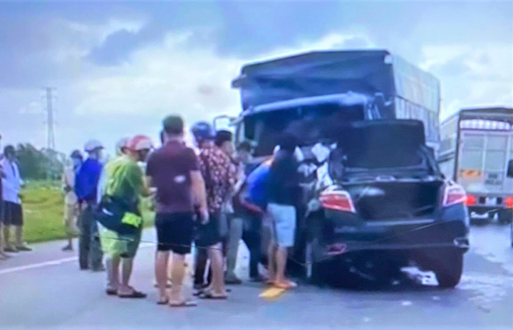 Hai ô tô đối đầu khiến 3 người chết: Xe con lấn làn gây tai nạn - 1