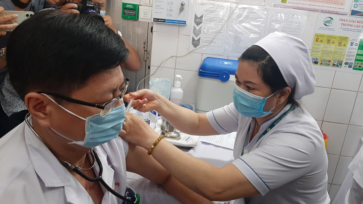 Tiêm vaccine COVID-19 giúp giảm bệnh nặng, ngăn ngừa lây lan cộng đồng - 2