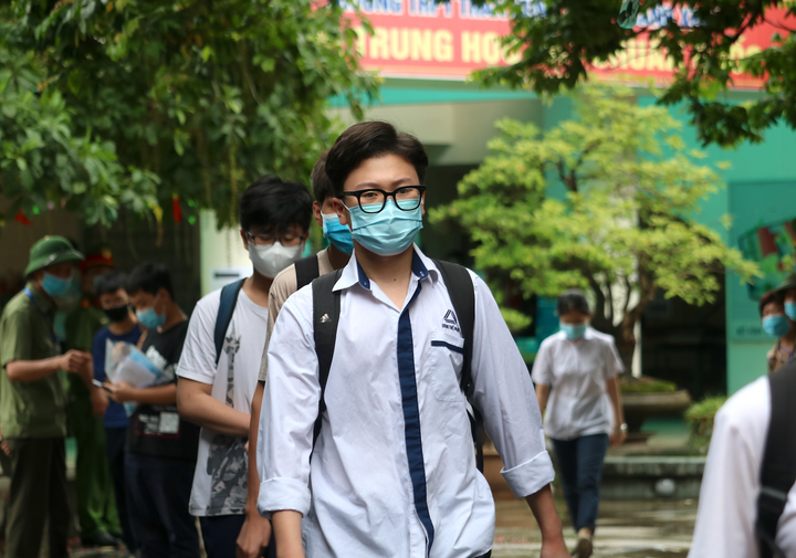 Đề chuyên Toán vào lớp 10 Hà Nội đòi hỏi tư duy, suy luận, hiếm có điểm 10 - 1